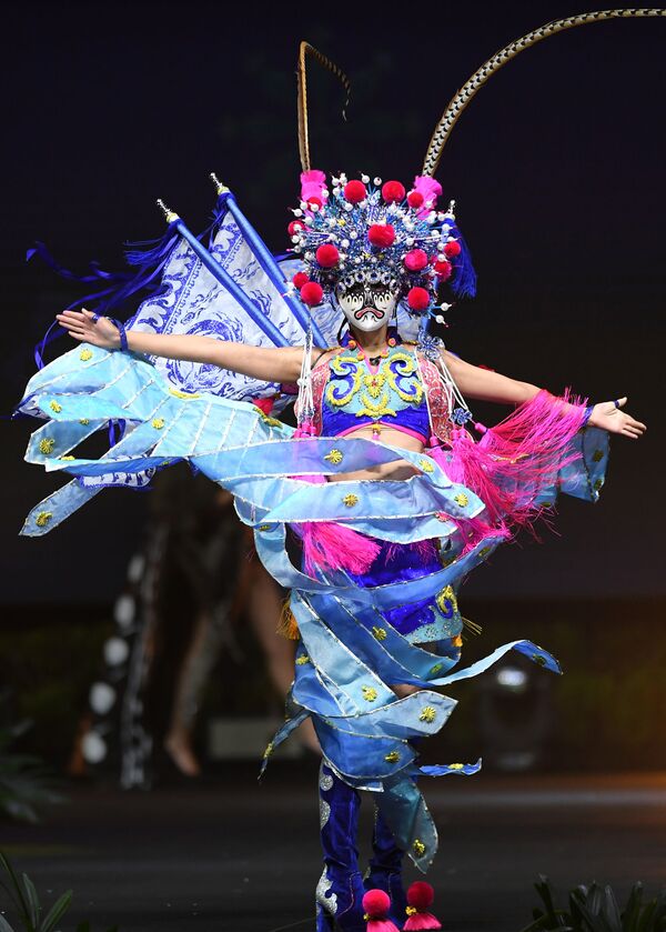 Представительница Китая во время показа национальных костюмов в рамках конкурса Мисс Вселенная 2018 в Таиланде - Sputnik Казахстан