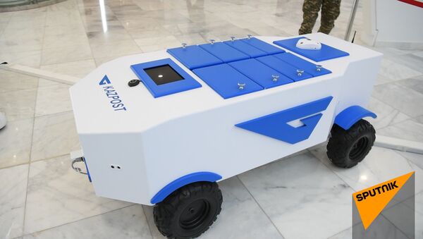 Робот-почтальон Акбота доставит посылки казахстанцам - Sputnik Казахстан