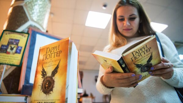 Девушка читает книгу о приключениях Гарри Поттера, архивное фото - Sputnik Казахстан