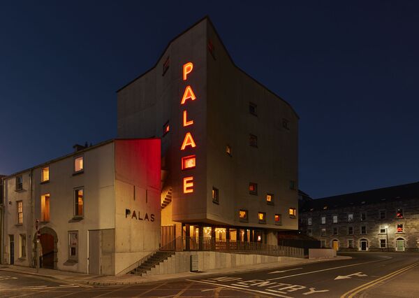 Проект кинотеатра Pálás в Ирландии, победивший в категории Use of Colour на Всемирном фестивале архитектуры - Sputnik Казахстан