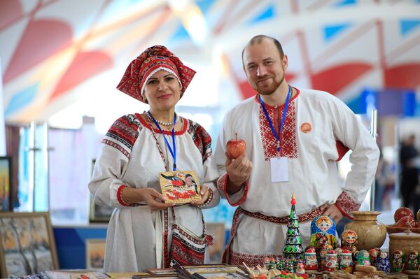 Семен Беленко, Галина Мереха - ремесленники из Омска Семен Беленко, Галина Мереха - ремесленники из Омска - Sputnik Казахстан