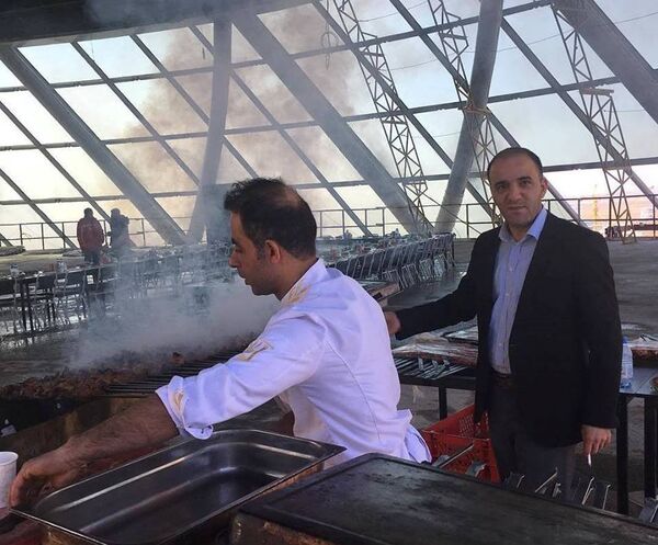 Жарка шашлыков на одном из строящихся объектов выставки ЭКСПО-2017 в Астане Жарка шашлыков на одном из строящихся объектов выставки ЭКСПО-2017 в Астане - Sputnik Казахстан