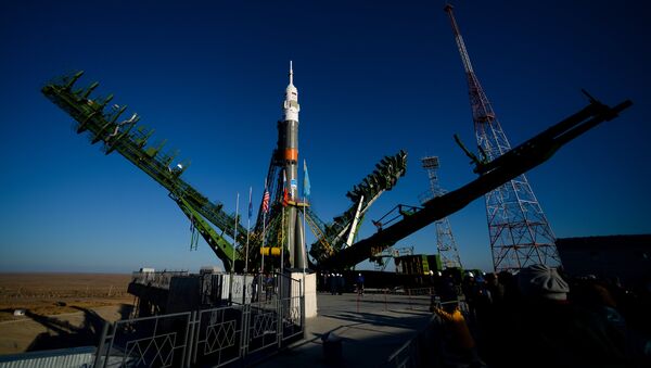 Вывоз и установка ракеты-носителя с пилотируемым кораблем Союз МС-02 на космодроме Байконур - Sputnik Казахстан