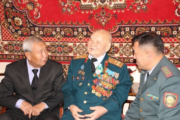 Ветеран ВОВ, органов гражданской защиты Сабиргали Кусенов (в центре фото) - Sputnik Казахстан