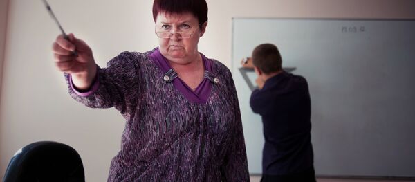 Архивное фото преподавателя во время урока - Sputnik Казахстан