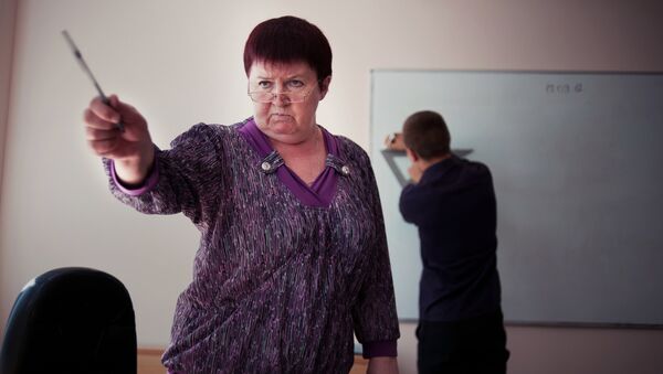 Архивное фото преподавателя во время урока - Sputnik Казахстан