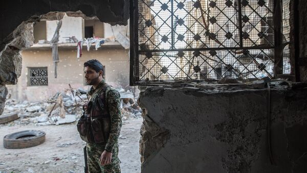 Военнослужащий Сирийской Арабской армии в жилом квартале города Алеппо, через который проходит линия фронта - Sputnik Казахстан