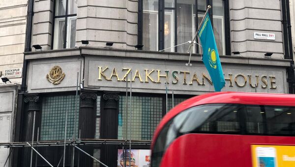Вывеска Kazakhstan House на здании посольства Казахстана в Лондоне - Sputnik Казахстан