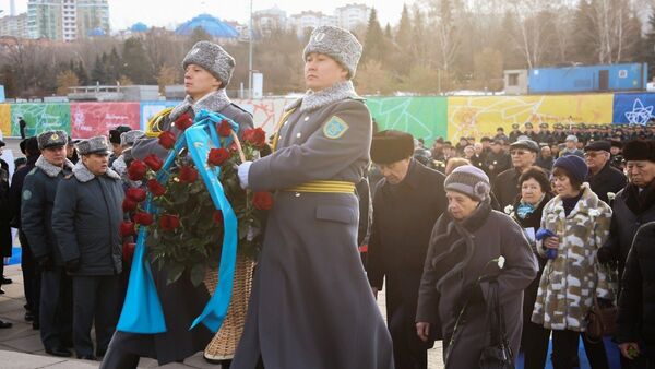 Возложение цветов к монументу Независимости в Алматы - Sputnik Казахстан