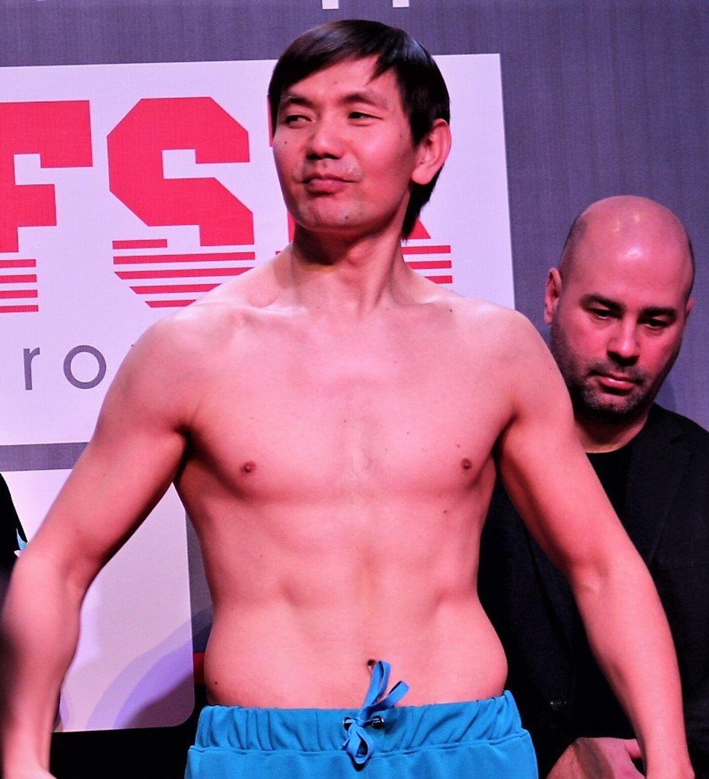 Бойжеткен жалқау жігіттің шұңқырын тек минетпен ғана ала алды.