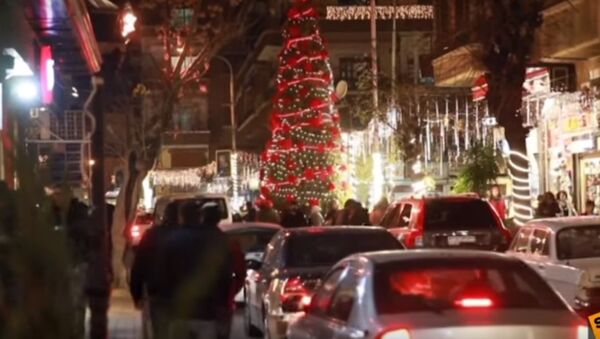 Дамаск украсили праздничными гирляндами и новогодними елками - видео - Sputnik Казахстан