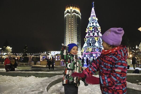 Церемония зажжения главной новогодней елки Алматы - Sputnik Казахстан