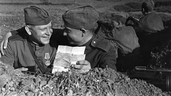 Солдаты в окопе читают письмо от родных, 1944 год - Sputnik Казахстан