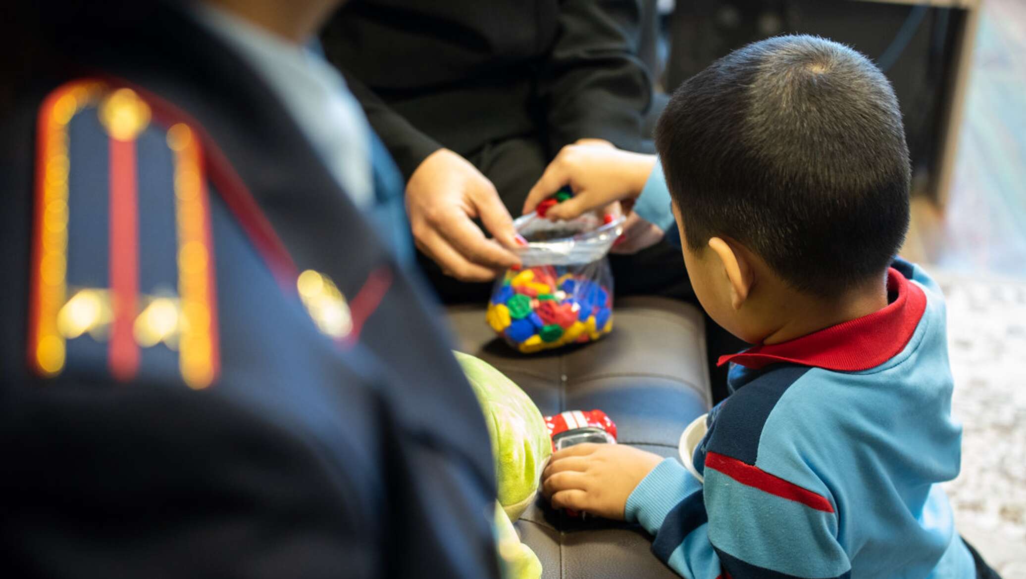 В сандаликах по снегу: раздетый ребенок ушел из мини-центра в Рудном ...