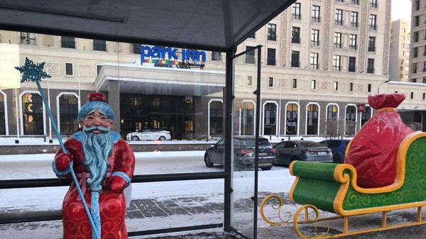 Декоративная фигура Деда Мороза на одной из столичных остановок - Sputnik Казахстан