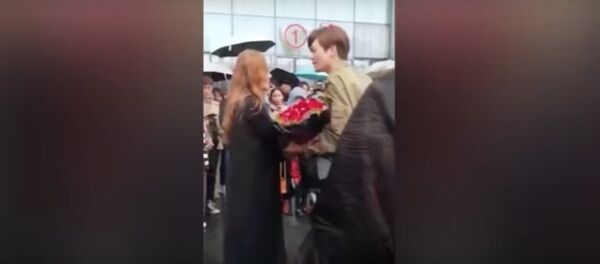 Девушка отказала богатому парню - видео - Sputnik Казахстан