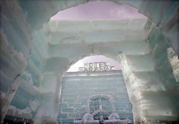 Ледяной отель Saranac ice palace в местечке Саранак Лейк, США - Sputnik Казахстан