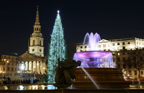 Рождественская ель на Трафальгарской площади в Лондоне - Sputnik Казахстан