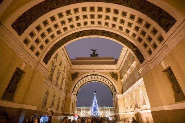 Главная новогодняя елка на Дворцовой площади в Санкт-Петербурге - Sputnik Казахстан