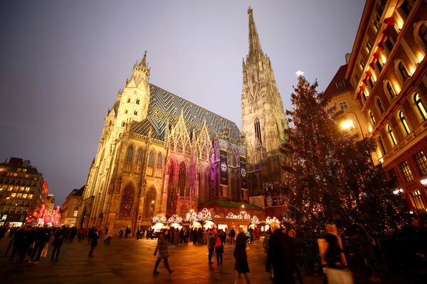 Рождественская ель на ярмарке перед собором Святого Стефана в Вене, Австрия - Sputnik Казахстан