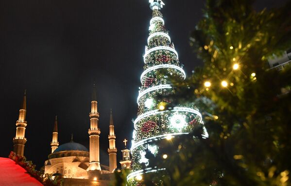 Бейрут көшелерінің бірінде орналасқан рождество шыршасы. - Sputnik Қазақстан