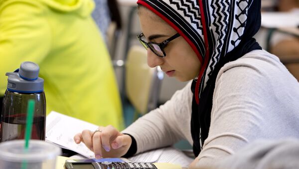 Архивное фото девушки в хиджабе во время урока в школе - Sputnik Казахстан