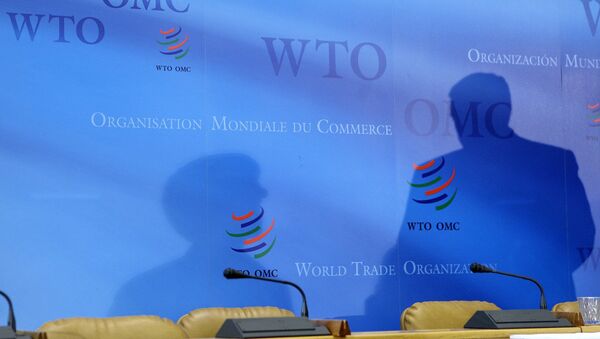 Архивное фото логотипов Всемирной торговой организации (ВТО), на фоне которых просматриваются тени делегатов министерского саммита в штаб-квартире в Женеве - Sputnik Казахстан