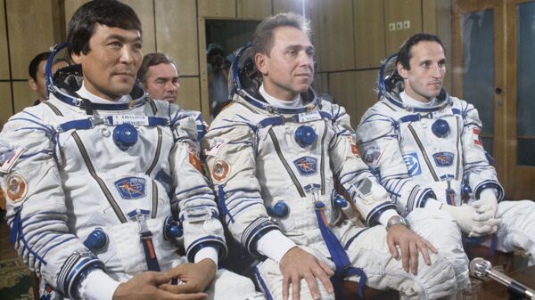 Космонавты Токтар Аубакиров, Александр Волков, Франц Фибек (слева направо) - Sputnik Казахстан