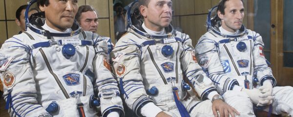 Космонавты Токтар Аубакиров, Александр Волков, Франц Фибек (слева направо) Космонавты Токтар Аубакиров, Александр Волков, Франц Фибек (слева направо) - Sputnik Казахстан