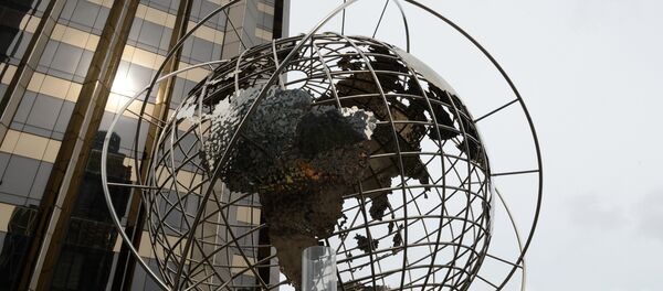 Архивное фото скульптуры глобуса на площади Коламбус-серкл в Нью-Йорке, где на дальнем плане видны международная гостиница и башня Трампа Архивное фото скульптуры глобуса на площади Коламбус-серкл в Нью-Йорке, где на дальнем плане видны международная гостиница и башня Трампа - Sputnik Казахстан