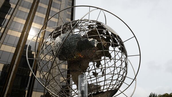 Архивное фото скульптуры глобуса на площади Коламбус-серкл в Нью-Йорке, где на дальнем плане видны международная гостиница и башня Трампа - Sputnik Казахстан