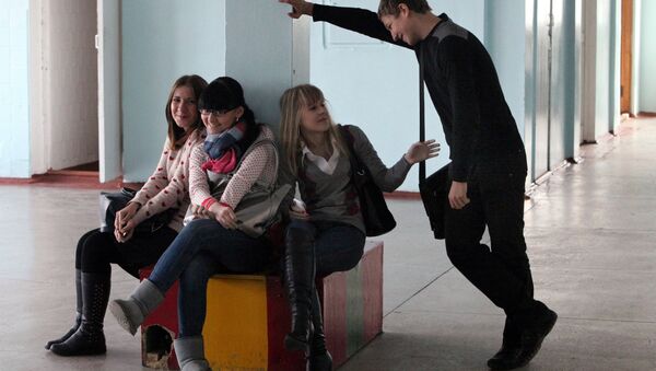 Архивное фото старшеклассников во время перемены в школе - Sputnik Казахстан
