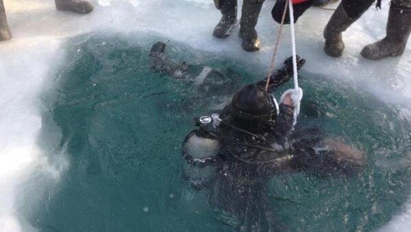На озере Балхаш спасатели нашли провалившуюся под лед автомашину - Sputnik Казахстан