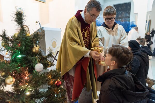 Рождественская Святая Месса в Приходе Пресвятой Троицы - Sputnik Казахстан