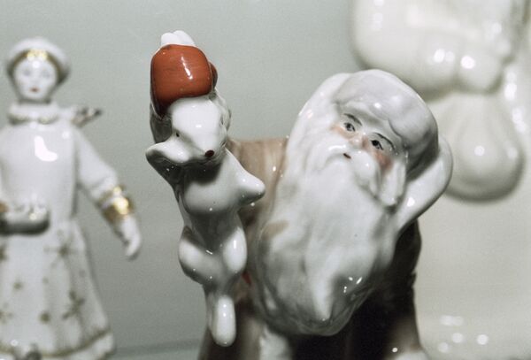 Дед Мороз и Снегурочка на выставке новогодней игрушки - Sputnik Казахстан
