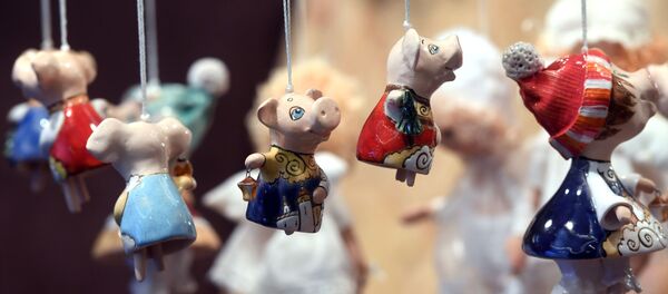 Елочные игрушки на рождественской ярмарке  - Sputnik Казахстан