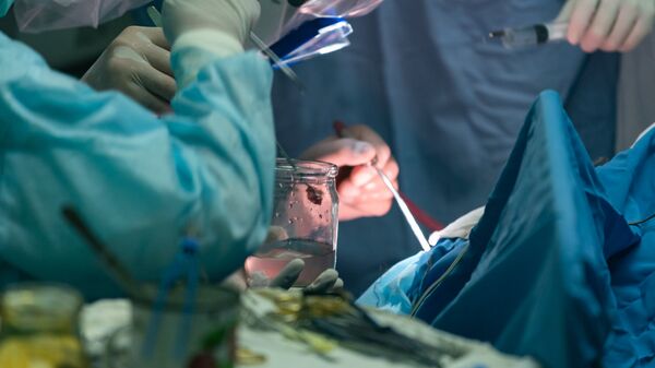 Хирурги во время операции, архивное фото - Sputnik Казахстан