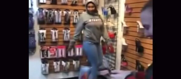 Девушка сломалась, примерив туфли на невероятных каблуках - Sputnik Казахстан