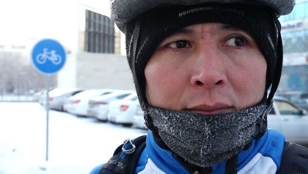 Астанчанин в тридцатиградусный мороз добирается до работы на велосипеде - Sputnik Казахстан