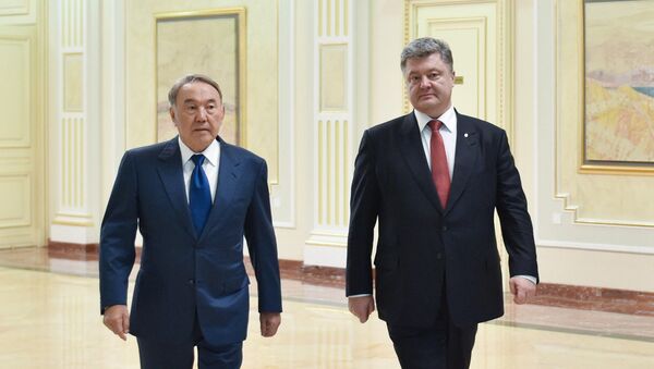 Президент Украины Петр Порошенко (справа) и президент Республики Казахстан Нурсултан Назарбаев, архивное фото - Sputnik Казахстан