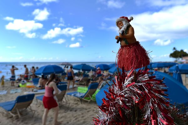 Рождественская елка на пляже города Гонолулу на Гавайях - Sputnik Казахстан