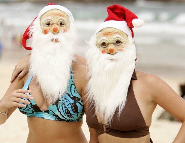 Туристки в масках Санта-Клауса на пляже в Сиднее - Sputnik Казахстан
