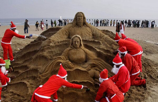 Создание песчаной скульптуры накануне Рождества на пляже в Индии - Sputnik Казахстан