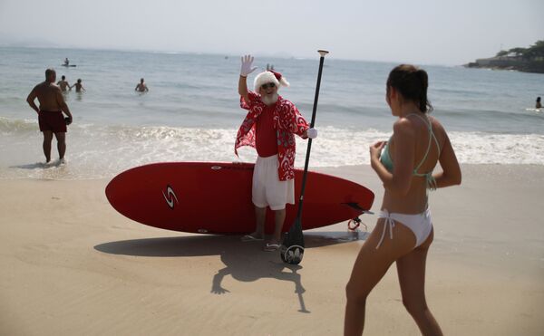 Мужчина в костюме Санта-Клауса на пляже в Бразилии - Sputnik Казахстан