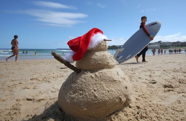 Снеговик из песка на пляже в Австралии - Sputnik Казахстан