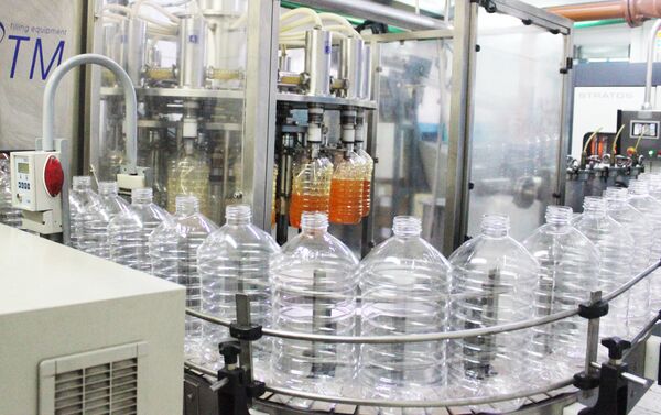Линия розлива полностью автоматизирована: бутыли выдуваются из колб, автомат наливает масло и приклеивает этикетки - Sputnik Казахстан