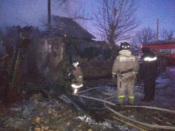 На месте пожара, в котором сгорели мужчина и женщина - Sputnik Казахстан