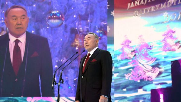 Нурсултан Назарбаев посетил новогодний бал - Sputnik Казахстан