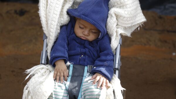 Ребенок дремлет в коляске, архивное фото - Sputnik Казахстан