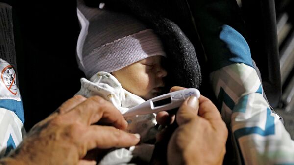 Ребенку измеряют температуру - Sputnik Казахстан
